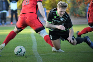 Am Schlagbaum ist Aufbruchstimmung zu spüren. Letztes Jahr der neue Kunstrasen, in diesem Jahr der Bezirksliga-Aufstieg - und da soll noch nicht Schluss sein. Im Herzen von Sprockhövel wird in den Fußball investiert, wie die sieben Neuzugänge beweisen, die gestern bei der ersten Trainingseinheit vorgestellt wurden. 